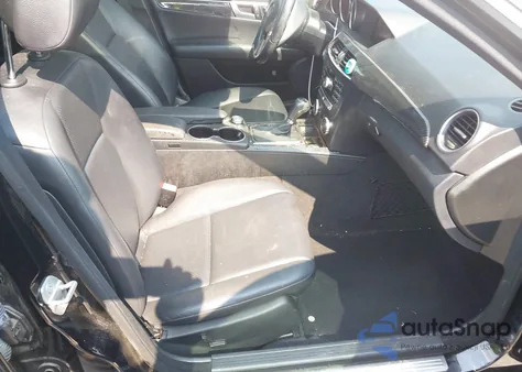 2013 Mercedes-Benz C 300 Luxury 4Matic/Sport 4Matic z USA, uszkodzony, nr VIN WDDGF8AB4DR279441